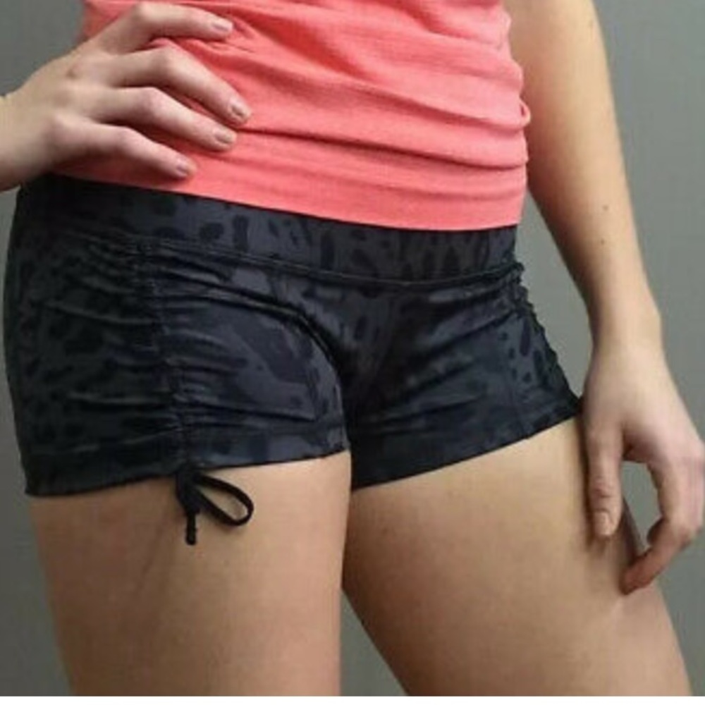 Lululemon Hot Hot Short Animal Swirl